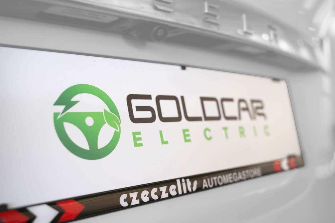 Foto einer Nummerntafel mit Goldcar electric Logo