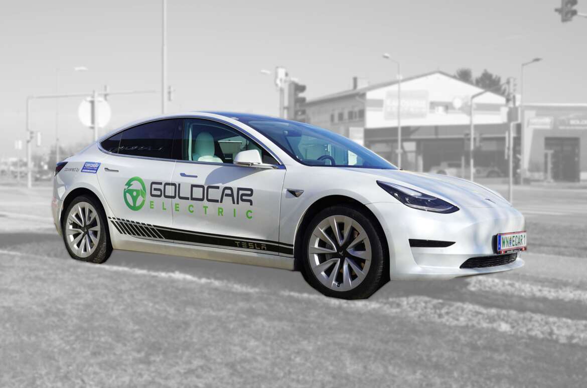 Autobeklebung Goldcar electric auf einem Tesla